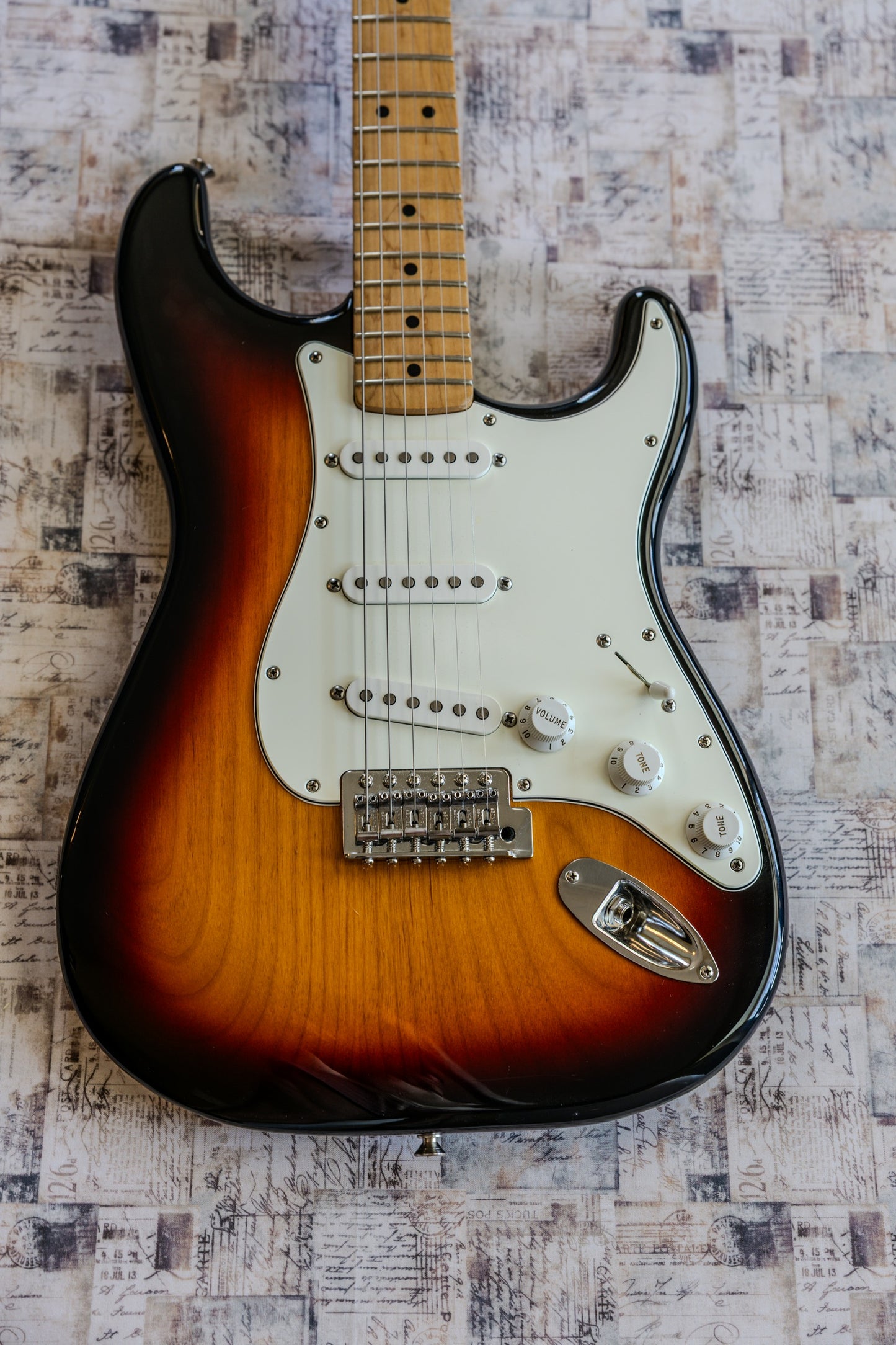 Fender Standard Stratocaster with Maple Fretboard 1998 - 2005 - Brown Sunburst