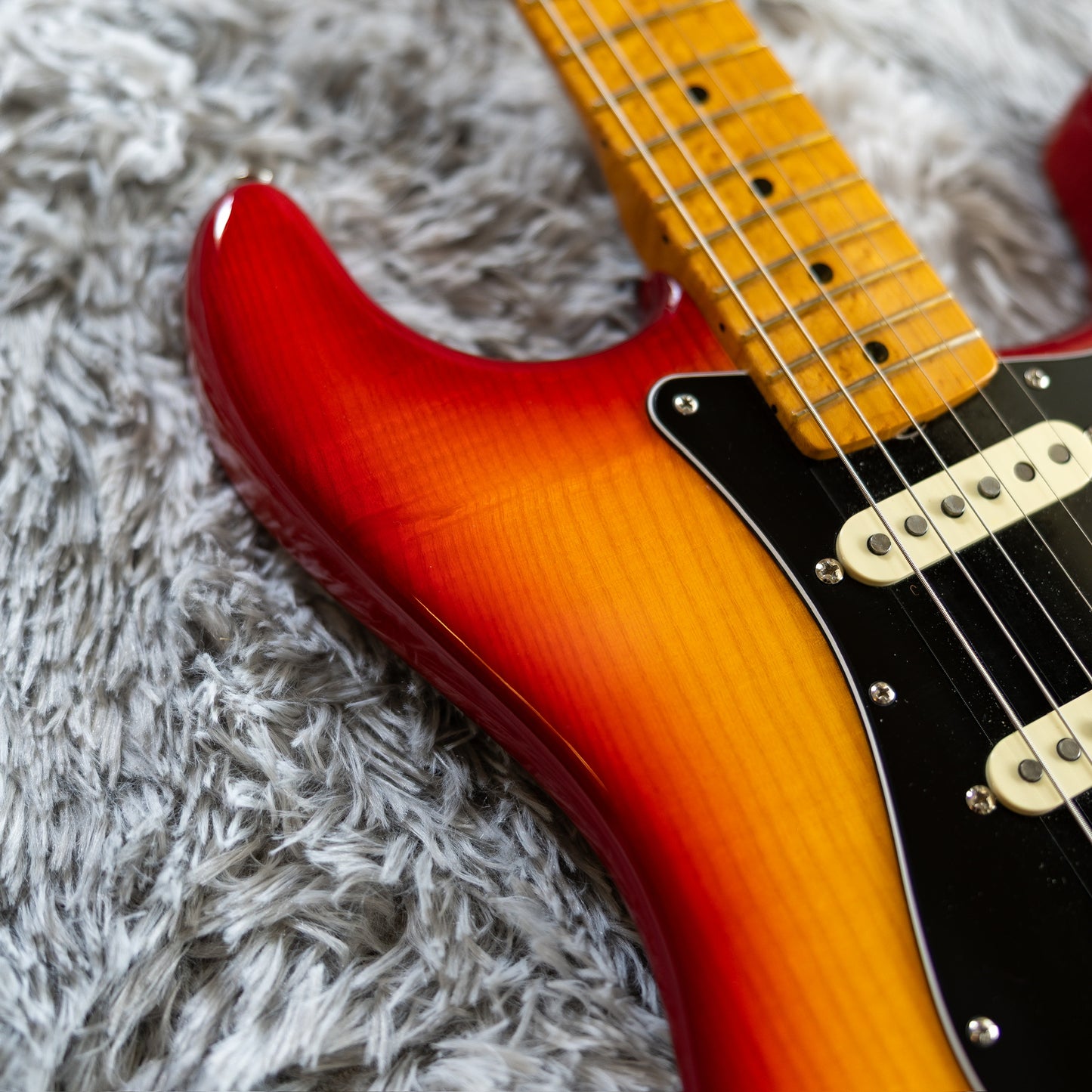 BEAUTIFUL Fender Rarities Series Flame Ash Top American Original '60s Stratocaster with Birdseye Maple Neck 2019 - Plasma Red Burst