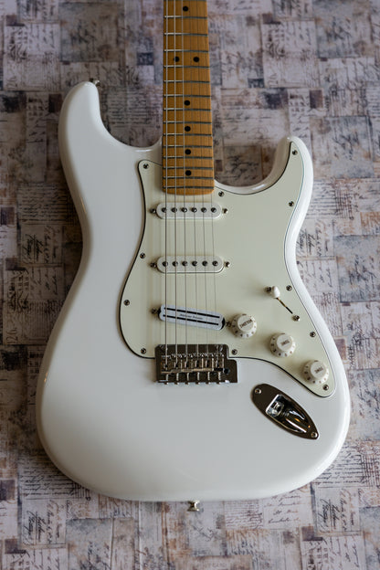 Fender Player Stratocaster with Maple Fretboard 2018 - Present - Polar White