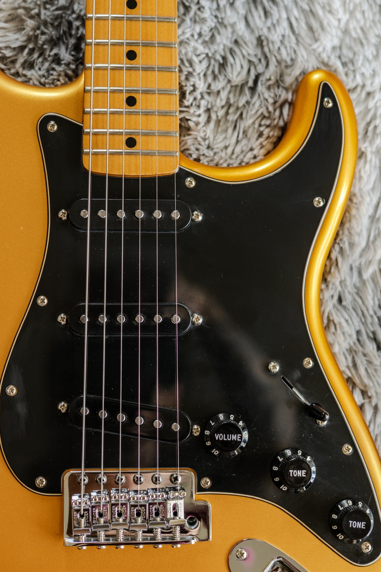 ULTRA RARE Fender Standard Stratocaster Satin with Maple Fretboard 2014 - Blaze Gold