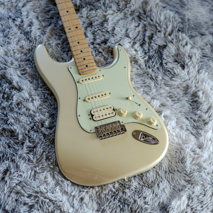 MINTY Fender Deluxe Stratocaster HSS with Maple Fretboard 2017 - 2021 - Blizzard Pearl