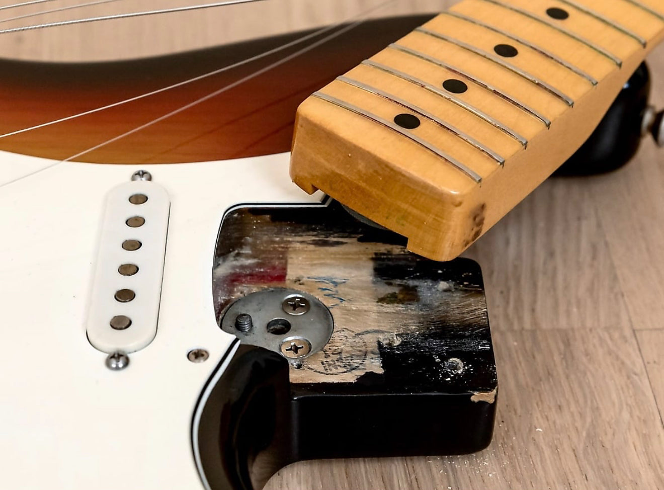 Fender Stratocaster with 3-Bolt Neck, Maple Fretboard 1971 - 1977 - Sunburst