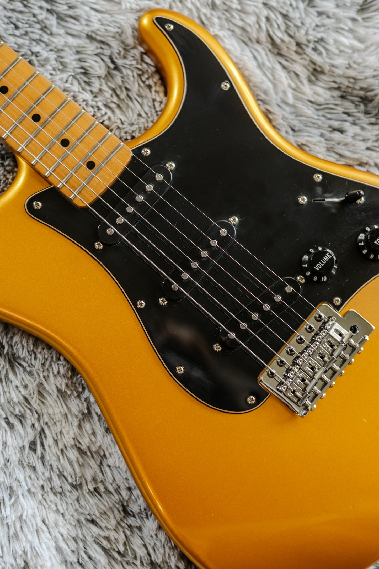 SUPER RARE Fender Standard Stratocaster Satin with Maple Fretboard 2014 - Blaze Gold